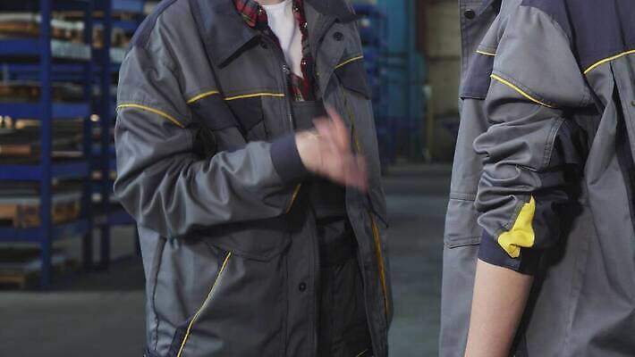 직업 여자 산업 유니폼 회사 비즈니스 포장 통신 공장 노동자 악수 함께함 두명 화물 작업 작업실 기술자 배달원 주식 종업원 창고 동료 수납 짐싸기 경영 분배 조작 공급 4K MOV 해외동영상 클립영상 옷 컨셉 공업 관계 사람 손짓 금융 운송업 동영상 파일형식