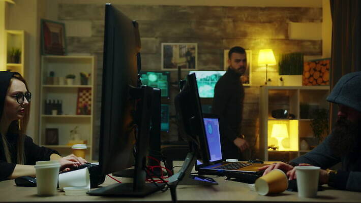 응시 여자 인터넷 컴퓨터 카메라 스크린 모니터 자료 웹 어둠 방 정보 타이핑 네트워크 조직 그룹 센터 바이러스 공격 비밀 사이버 보안 신분 시스템 해킹 해커 깊이 데이터베이스 서버 소프트웨어 악성코드 정부 뺏기 4K MOV 해외동영상 클립영상 시선 컨셉 모션 안전 사람 전자제품 범죄 동영상 파일형식