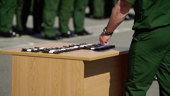 모양 직업 배너 옷 별 리본 유니폼 새로움 군대 경비 사람 장식 초록색 유행 힘 장비 수비 범죄 황금 중개인 심볼 서비스 사인 어깨 군용 러시아 해군 배지 육군 병정 휘장 등급 러시아인 소비에트 스트랩 방식 MOV 해외동영상 클립영상 자연요소 서양인 유럽 컬러 컨셉 모션 안전 신체부위 보호 동영상 파일형식