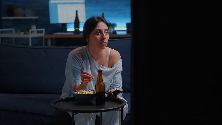 응시 감정 얼굴 휴식 주택 맥주 표정 앉기 소파 텔레비전 놀람 방 마시기 표현 관찰 잡기 야간 무서움 먹기 필름 손목시계 영화 고민 공포 팝콘 충격 멀리 리빙 동영상 관리자 프로그램 혼란 혼자 4K MOV 해외동영상 클립영상 자연요소 시선 시계 컨셉 의자 장신구 모션 문화예술 주류 건물 신체부위 전자제품 파일형식