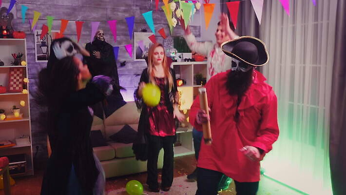 캐릭터 전통 드레스 옷 여자 휴가 수염 장식 친구 청춘 파티 방 할로윈 마시기 알코올 춤 위험 무서움 악마 마녀 긍정 꽃가루 변장 해적 나쁜 초능력 호러 4K MOV 해외동영상 클립영상 감정 컨셉 관계 모션 문화예술 사람 이벤트 가루 도둑 공포 동영상 파일형식