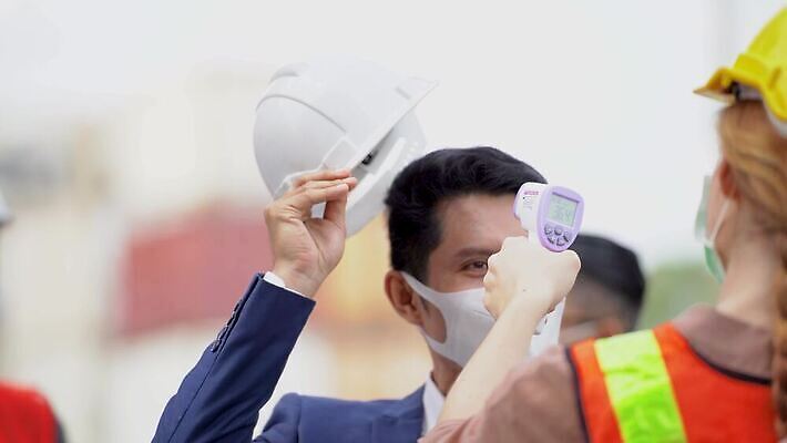 손 여자 산업 백그라운드 비즈니스 공장 표면 노동자 건강 가면 안전 사람 여러명 야외 치료 약 장비 덮개 업무 열 투명 그룹 작업실 수비 바이러스 제조 보호 질병 온도계 체온계 컨테이너 분석 창고 측정 보안 전자 전염 먼지 온도 짐차 공학 돌봄 이마 코로나바이러스 4K MP4 해외동영상 클립영상 직업 교육 다수 컨셉 공업 의학 모션 자동차 신체부위 뚜껑 작업 감염 동영상 파일형식