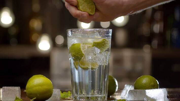 손 음료 백그라운드 과일 유리 탁자 전등 귤 주류 실내 건강 사람없음 물 한개 얼음 주스 거품 흐름 추위 물방울 알코올 신선 칵테일 바 투명 붓기 닫기 갈증 라임 바텐더 분무기 소다 토닉 4K MP4 해외동영상 클립영상 자연요소 1 가구 컨셉 모션 재질 조명 내부 신체부위 동영상 파일형식