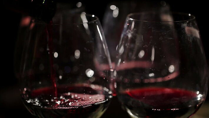 안경 음료 포즈 와인잔 모션 유리 기념 주류 사람없음 빨간색 파티 와인 저녁식사 어둠 낭만 흐름 축하 알코올 4 붓기 닫기 떨어짐 유리그릇 쏟아짐 메를로 양조장 MOV 해외동영상 클립영상 그릇 잡화 컬러 컨셉 술잔 재질 이벤트 숫자 식사 동영상 파일형식