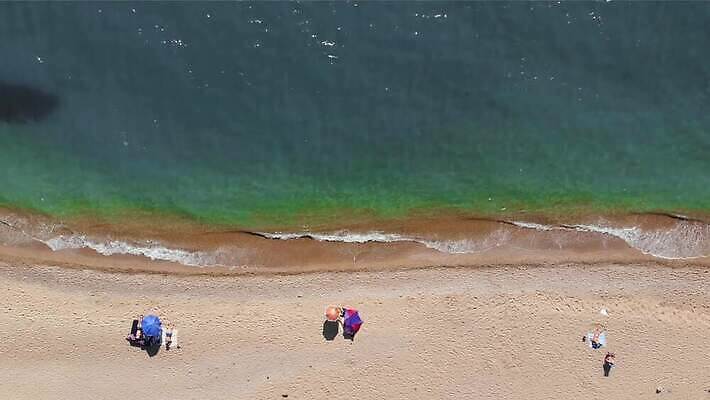나무 모래 파도 바다 섬 여행 우산 모션 자연 조류 사람 사람없음 야외 물 여름 파란색 관광지 하이앵글 햇빛 갈색 점프 검은색 수영 거품 폭포 전원 뜨거움 정상 상쾌 각도 동영상 드론 우크라이나 터키석 오데사 4K MP4 해외동영상 클립영상 자연요소 식물 동물 계절 감정 유럽 뷰포인트 컬러 태양 수상스포츠 전기에너지 보석 생태계 파일형식
