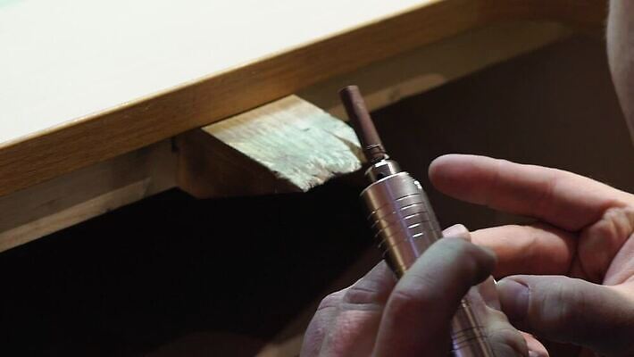 백인 직업 손 디자인 산업 장신구 공장 노동자 기술 관리 창조 빛 금속 장비 공구 반지 잡기 업무 작업실 황금 고급 수리 제조 은색 상품 보석 만들기 다이아몬드 광택 고정 닦기 판화 공예가 백금 MOV 해외동영상 클립영상 서양인 컬러 컨셉 공업 모션 재질 미술 신체부위 도구 작업 광석 동영상 파일형식