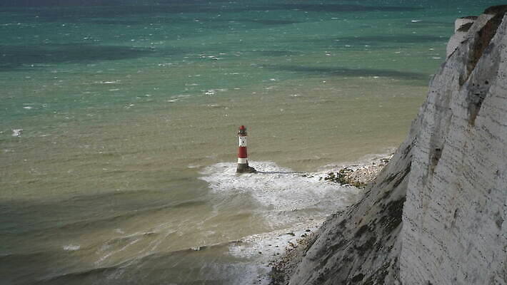 영어 파도 바다 하늘 영국 잉글랜드 등대 사람없음 빨간색 물 파란색 햇빛 머리 절벽 흰색 거친 서핑 가장자리 위험 신호등 분필 폭풍 동쪽 채널 폭풍우 서식스 사우스다운스 4K MOV 해외동영상 클립영상 자연요소 문자 유럽 컬러 컨셉 날씨 신체부위 태양 수상스포츠 비_날씨 둘레 자연재해 방향 초크 동영상 파일형식