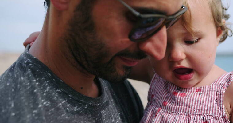 남자 딸 바다 가족 포옹 휴가 영국 함께함 야외 두명 세명 금발 아빠 닫기 적재 서식스 4K MOV 해외동영상 클립영상 헤어스타일 유럽 컨셉 관계 안기 모션 사람 동영상 파일형식