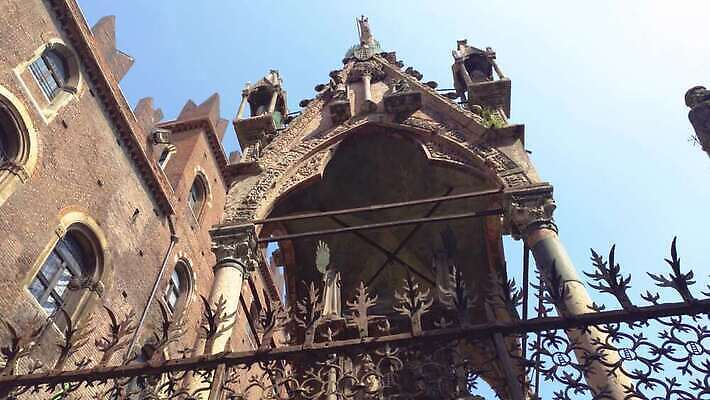 유럽 문화 지구 조각 여행 건축양식 주택 미술 사람없음 물 도시풍경 조각상 탑 이탈리아 바위 무덤 도시 중세 역사 저녁 땅 지중해 묘사 대리석 타운 천국 고딕 랜드마크 로마인 베로나 옛날 4K MP4 해외동영상 클립영상 자연요소 건축물 건축 나라 바다 재료 문화예술 인종 풍경 건물 조형물 돌_바위 야간 동영상 파일형식