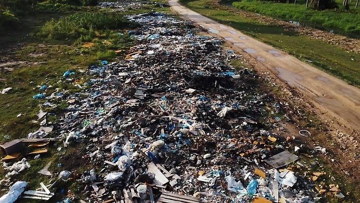산업 도로 사람없음 야외 가로 쌓기 환경 재활용 손상 시골 환경오염 오염 쓰레기 폐기물 플라스틱 버리기 생태계 한조각 흙더미 낭비 고물상 길가 불법 4K MOV 해외동영상 클립영상 1 길 컨셉 교통시설 모션 재질 흙 범죄 친환경 동영상 파일형식 더미