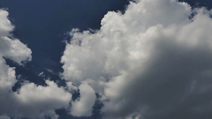 구름 컬러 백그라운드 자연 하늘 날씨 풍경 사람없음 야외 가로 여름 파란색 빛 햇빛 태양 우주 환경 흰색 전원 분위기 장면 천국 솜털 스카이라인 내추럴 오존 적란운 천창 유일 4K 타임랩스 MOV 해외동영상 클립영상 자연요소 계절 컨셉 촬영기법 전기에너지 생태계 동영상 파일형식 구름_자연