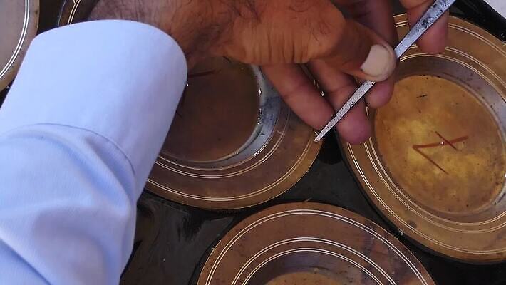 전통 접시 손 디자인 아시아 문화 조각 패턴 노동자 쟁반 미술 동양인 장식 금속 수확 골동품 기구 공구 업무 황금 망치 질감 청동 판화 동쪽 장인 주인 공예가 놋쇠 대장장이 명품 방법 솜씨 옛날 핸드메이드 MP4 해외동영상 클립영상 직업 식기 나라 무늬 농업 재질 문화예술 인종 신체부위 도구 작업 상품 방향 동영상 파일형식