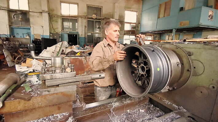 식물 직업 산업 중년 공장 노동자 한명 상점 금속 장비 과학기술 도구 스패너 반지 업무 바퀴 가장자리 제조 상품 균형 회전 타이어 되감기 방법 설치 옛날 철강 MOV 해외동영상 클립영상 1 장신구 공업 재질 기술 사람 성인 공구 작업 둘레 동영상 파일형식