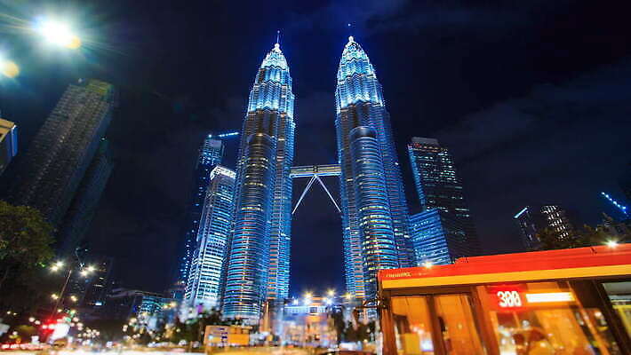 구름 아시아 여행 비즈니스 건축양식 교통시설 자동차 하늘 호텔 사람 풍경 사람없음 건물 빛 도시풍경 세계 탑 고층빌딩 놀람 도시 도심 야간 저녁 쌍둥이 장면 타운 스카이라인 말레이시아 랜드마크 수도권 인기 4K 타임랩스 페낭 MOV 해외동영상 클립영상 자연요소 건축물 건축 감정 나라 육상교통 교통 가족 숙소 촬영기법 표정 빌딩 시설 지역 동영상 파일형식
