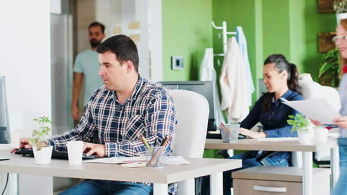 직업 디자인 여자 남자 컨셉 회사 비즈니스 사업가 통신 협력 설계 아이디어 함께함 창조 노트북 컴퓨터 사무실 알약 자료 과학기술 업무 비즈니스맨 비즈니스우먼 그룹 계획 토론 동료 창업 비전 나눔 유지 유니콘 프로젝트 콜라보레이션 브레인스토밍 4K MOV 해외동영상 클립영상 관계 기술 사람 전자제품 약 작업 직장인 자영업 동영상 파일형식