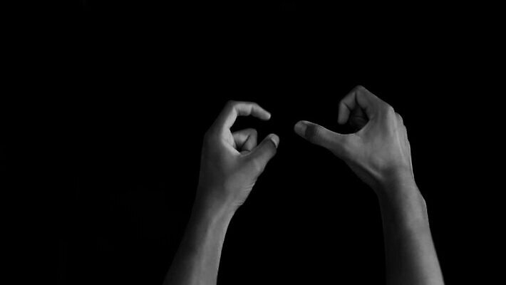 백인 손 알파벳 남자 백그라운드 컨셉 영국 관리 손바닥 사람 검은색 우정 잡기 편지 심볼 사인 파란배경 D 동영상 고립 돌봄 벙어리 HD MOV 해외동영상 클립영상 서양인 영어 유럽 컬러 모션 신체부위 파란색 친구 파일형식