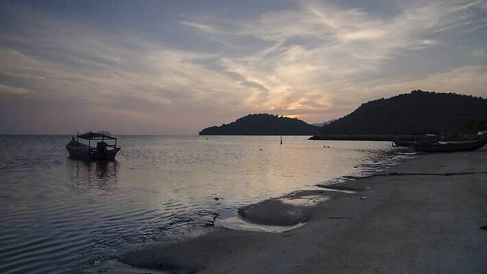 구름 아시아 모래 바다 여행 백그라운드 오렌지 자연 조류 하늘 아침 휴가 풍경 사람없음 물 여름 파란색 태양 반사 일출 황혼 일몰 시간 보트 낚시꾼 진흙 말레이시아 4K 타임랩스 페낭 MP4 해외동영상 클립영상 주간 자연요소 동물 계절 나라 컬러 배_교통 과일 촬영기법 노을 생태계 동영상 파일형식