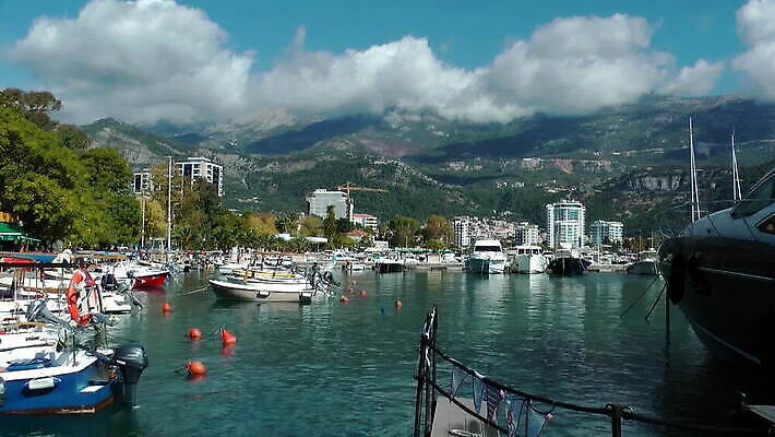 유럽 바다 컬러 여행 요트 건축양식 자연 하늘 휴가 산 항해 파노라마 사람없음 야외 물 파란색 반사 여행객 항구 맑음 도시 만 보트 역사 고급 지중해 휴양지 포트 타운 몬테네그로 부드바 옛날 MOV 해외동영상 클립영상 자연요소 건축 나라 컨셉 배_교통 교통시설 날씨 촬영기법 사람 장소 생태계 동영상 파일형식