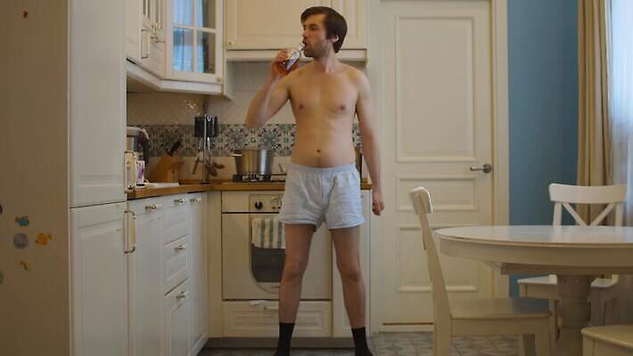 백인 남자 감정 반바지 스트레스 주택 주류 실내 한명 미소 내부 파티 주방 기쁨 방 마시기 알코올 좌절 만취 문제 중독 습관 알코올중독 나쁜 벌거벗은 소셜 숙취 위스키 이슈 남용 4K MP4 해외동영상 클립영상 서양인 1 음료 컨셉 바지 모션 표정 사람 이벤트 건물 동영상 술취함 파일형식