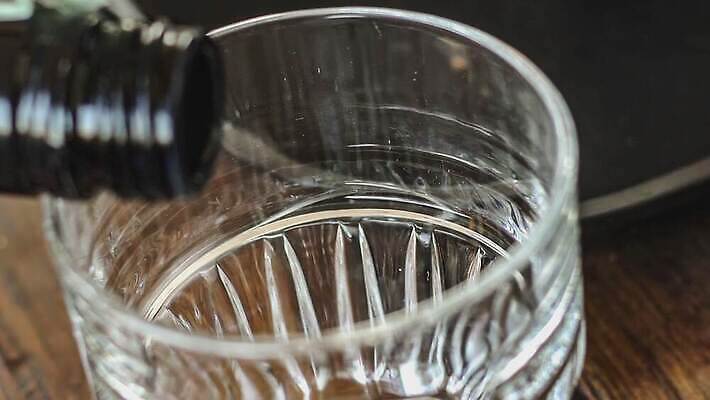 직업 손 남자 안경 음료 백그라운드 유리 주류 사람없음 앞모습 갈색 파티 식당 얼음 어둠 흐름 추위 축하 알코올 칵테일 바 황금 붓기 떨어짐 야간 계산대 클럽 슛 양주 버번 브랜디 섞기 위스키 조작 유흥 4K MOV 해외동영상 슬로모션 클립영상 자연요소 잡화 뷰포인트 컬러 컨셉 모션 재질 촬영기법 사람 이벤트 신체부위 상점 동영상 파일형식