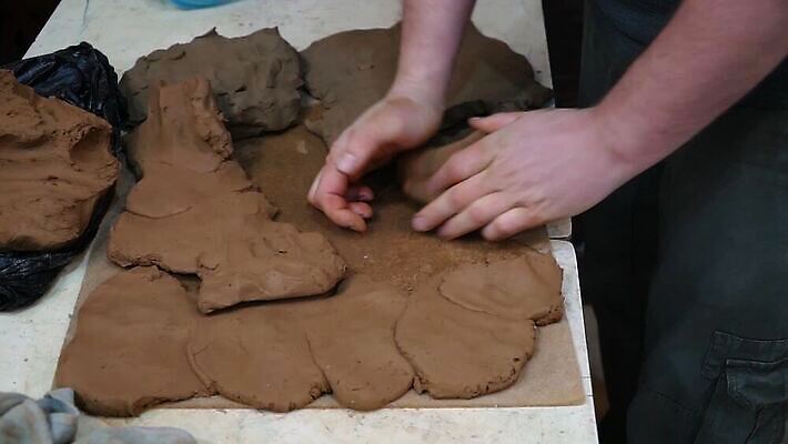 직업 전통 손 산업 노동자 기술 실내 창조 미술 취미 젖음 업무 도자기 작업실 사발 냄비 준비 날것 만들기 예술가 점토 진흙 토기 장인 조형 주인 수공예 공예가 도예가 조각가 핸드메이드 MP4 해외동영상 클립영상 모션 문화예술 내부 신체부위 작업 용기_그릇 사기그릇 솥 공예 동영상 파일형식