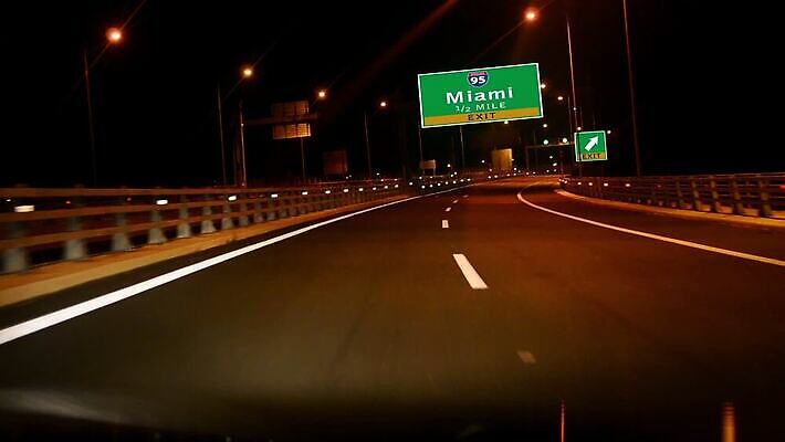 외관 로우앵글 컬러 여행 표시 휴가 출입구 사람없음 미국 어둠 도시 표지판 고속도로 야간 큼 방향 사인 방문 대도시 교외 넘어짐 마이애미 플로리다 국경 MOV 해외동영상 클립영상 자연요소 도로 뷰포인트 북아메리카 모션 알림판 크기 동영상 파일형식