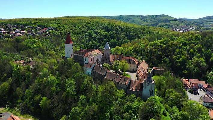 외관 벽 건축양식 하늘 동화 파노라마 풍경 사람없음 건물 파란색 탑 힘 궁전 바위 성 중세 역사 숲 언덕 체코 강화 고딕 공화국 드론 랜드마크 보헤미아 옛날 왕국 웅장함 4K MP4 해외동영상 클립영상 건축물 건축 유럽 나라 컬러 고건축 촬영기법 돌_바위 동영상 파일형식