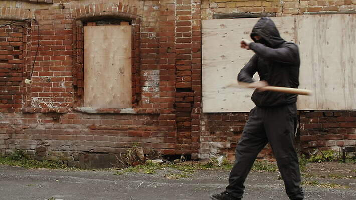 남자 감정 무기 거리 가면 한명 사람 야외 건물 운동 검은색 힘 덮개 분노 도시 폭력 범죄 위험 공격 연습 싸움 박쥐 깡패 나쁜 공격적 4K MOV 해외동영상 클립영상 1 건축물 컬러 컨셉 포유류 모션 건강 뚜껑 사회이슈 동영상 파일형식