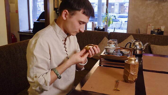 백인 전통 남자 문화 잎 장신구 건강 관리 한명 동양인 옆모습 빨간색 초록색 뷰티 중국 기구 잡기 맛 준비 향기 냄새 아로마 주인 우롱차 전후 맛있는 4K MOV 해외동영상 클립영상 서양인 식물 1 아시아 뷰포인트 컬러 컨셉 모션 사람 인종 차_음료 비교 동영상 파일형식