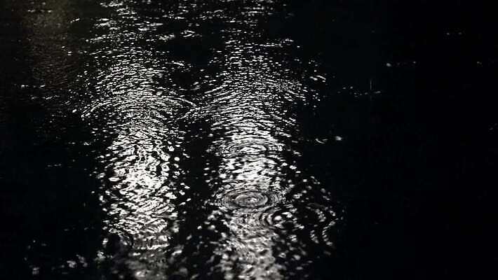 디자인 계절 호수 물결 파도 백그라운드 자연 표면 날씨 거리 사람없음 야외 물 파란색 반사 검은색 어둠 소리 젖음 흐름 가을 물방울 연못 신선 원형 액체 고리 떨어짐 야간 홍수 빗방울 당구 런던 질감 웅덩이 분무기 폭풍 내추럴 땅바닥 샤워실 잔물결 스플래쉬 4K MP4 해외동영상 클립영상 자연요소 도형 바다 컬러 컨셉 영국 바닥 구기 비_날씨 자연재해 생태계 동영상 샤워시설 파일형식