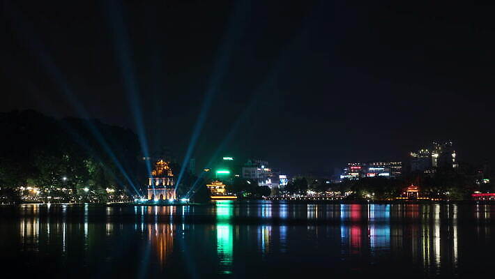 아시아 호수 여행 건축양식 조명 파노라마 사람없음 물 빛 도시풍경 컬러풀 반사 탑 야간 시력 베트남 천연기념물 랜드마크 4K 타임랩스 MOV 해외동영상 클립영상 자연요소 건축물 건축 나라 컬러 촬영기법 풍경 동남아시아 도시 동영상 파일형식