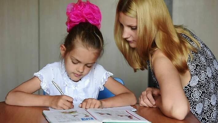 학생 여학생 교육 딸 어린이 학교 엄마 수업 주택 미소 교사 공책 기쁨 기록 최고 업무 수학 종업원 준비 긍정 가정교사 과외 맞춤법 우수 핸드메이드 MOV 해외동영상 클립영상 직업 여자 감정 컨셉 교과목 가족 문구용품 표정 사람 한글 건물 학습 작업 절기 동영상 파일형식