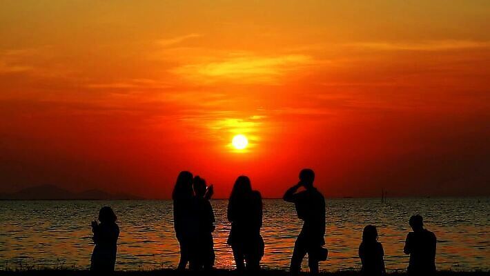 라이프스타일 남자 실루엣 바다 여행 오렌지 관계 자연 하늘 휴가 휴식 함께함 사람 야외 여름 친구 햇빛 태양 파티 일출 황혼 일몰 우정 기쁨 그룹 야간 저녁 주말 MOV 해외동영상 슬로모션 클립영상 자연요소 계절 감정 컨셉 과일 촬영기법 이벤트 생활 노을 생태계 동영상 파일형식