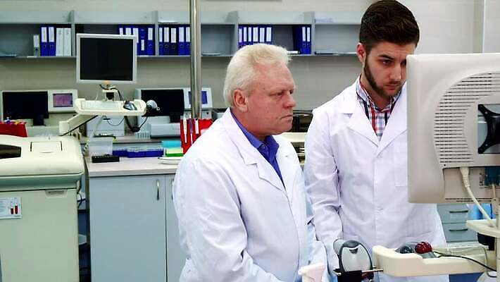 백인 응시 산업 과학 통계 병원 실험 두명 스터디 컴퓨터 알약 약 디지털 자료 정보 코트 실험실 보호 생명공학 컨테이너 약국 과학자 플라스크 동료 측정 시설 생물학 발견 혁명 동의 엘리먼트 인턴 4K MOV 해외동영상 클립영상 서양인 직업 시선 교육 컨셉 비즈니스 의학 관계 실험기구 사람 전자제품 학습 외투 동영상 학자 파일형식