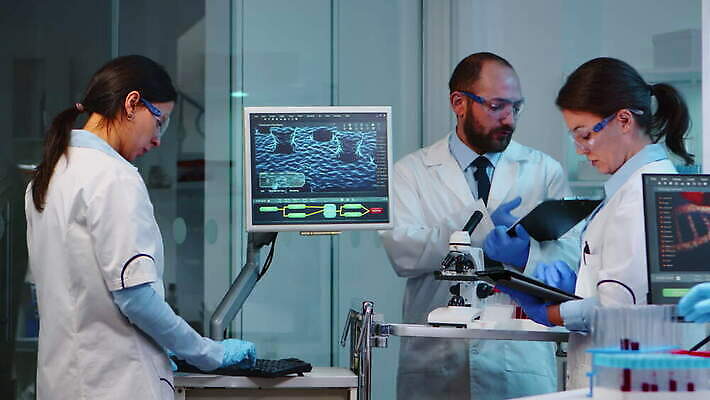 직업 과학 건강 현미경 실험 치료 약 장비 간호사 의사 그룹 엔지니어 실험실 바이러스 보호 질병 생명공학 야간 저녁 연구원 과학자 분석 직원 하이테크 미생물 혁명 개발 백신 전염병 화학자 코로나바이러스 4K MOV 해외동영상 클립영상 자연요소 컨셉 의학 생물 기술 실험기구 의료진 기술자 동영상 학자 파일형식