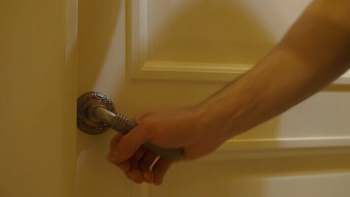 백인 커플 여자 남자 감정 가족 관계 남편 주택 사랑 사람 성인 두명 분노 아내 폭력 좌절 무서움 충돌 불안 싸움 문제 나쁜 공격적 부정적 소셜 어려움 위기 제어 트러블 남용 4K MP4 해외동영상 클립영상 서양인 컨셉 모션 건물 사회이슈 동영상 파일형식