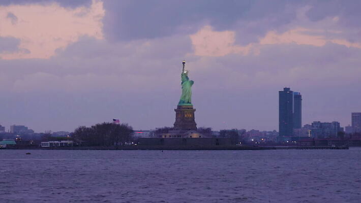 바다 분홍색 조각 섬 여행 건축양식 하늘 사람없음 물 조각상 항구 미국 자유 깃발 도시 만 헬리콥터 야간 저녁 심볼 뉴욕 빛망울 천연기념물 랜드마크 패닝샷 4K 설정숏 MOV 해외동영상 클립영상 자연요소 건축 컬러 컨셉 북아메리카 교통시설 비행기 촬영기법 빛 조형물 동영상 파일형식