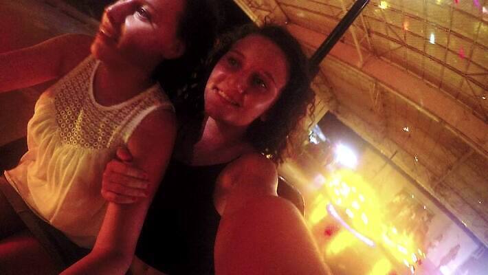 커플 공원 행복 어린이 컬러 이동 모션 자동차 놀이 함께함 미소 웃음 사람 빛 어둠 기쁨 놀이공원 운전 게임 승차 야간 속도 네온 공평 범퍼 1인칭시점 4K MP4 해외동영상 클립영상 자연요소 시선 공공시설 감정 육상교통 컨셉 관계 표정 테마파크 동영상 파일형식