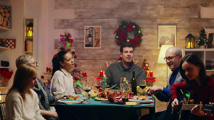 백인 계절 남자 음식 크리스마스 겨울 통신 가정 가족 탁자 휴가 새해 주택 기념 함께함 실내 이벤트 성인 내부 장식 친구 파티 축제 식사 저녁식사 치킨 모임 기타 축하 그룹 칼 야간 자르기 주인 세대 설정 칠면조구이 4K MOV 해외동영상 클립영상 자연요소 서양인 기념일 가구 컨셉 관계 모션 현악기 사람 건물 구이 동영상 닭고기요리 파일형식