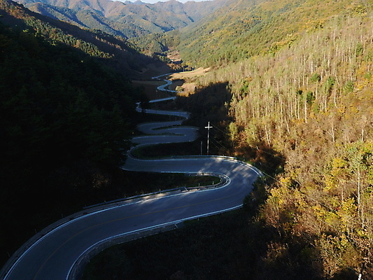 포토 JPG 주간 도로 그림자 사람없음 야외 가을풍경 가을 커브길 강원도 항공촬영 정선 전경 문치재 국내포토 자연요소 계절 길 뷰포인트 교통시설 한국 풍경 파일형식 탑뷰 가을_계절