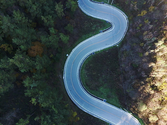 포토 JPG 주간 도로 그림자 사람없음 야외 하이앵글 가을풍경 가을 커브길 강원도 항공촬영 정선 전경 문치재 국내포토 자연요소 계절 길 뷰포인트 교통시설 한국 풍경 파일형식 탑뷰 가을_계절