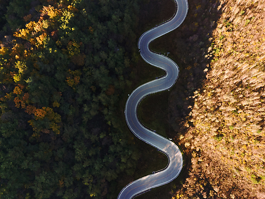 포토 JPG 주간 도로 그림자 사람없음 야외 하이앵글 가을풍경 가을 커브길 강원도 항공촬영 정선 전경 문치재 국내포토 자연요소 계절 길 뷰포인트 교통시설 한국 풍경 파일형식 탑뷰 가을_계절