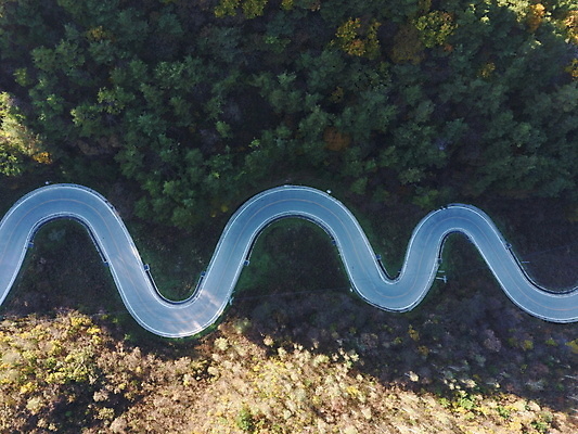 포토 JPG 주간 도로 그림자 사람없음 야외 하이앵글 가을풍경 가을 커브길 강원도 항공촬영 정선 전경 문치재 국내포토 자연요소 계절 길 뷰포인트 교통시설 한국 풍경 파일형식 탑뷰 가을_계절