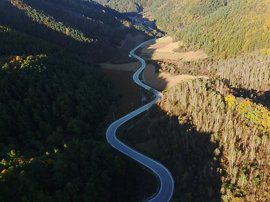 포토 JPG 주간 도로 그림자 사람없음 야외 가을풍경 가을 커브길 강원도 항공촬영 정선 전경 문치재 국내포토 자연요소 계절 길 뷰포인트 교통시설 한국 풍경 파일형식 탑뷰 가을_계절
