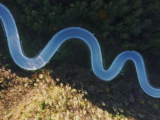 포토 JPG 주간 도로 그림자 사람없음 야외 하이앵글 가을풍경 가을 커브길 강원도 항공촬영 정선 전경 문치재 국내포토 자연요소 계절 길 뷰포인트 교통시설 한국 풍경 파일형식 탑뷰 가을_계절