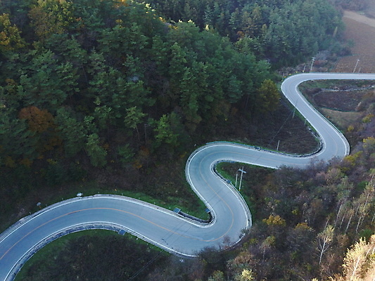 포토 JPG 주간 도로 사람없음 야외 가을풍경 가을 커브길 강원도 항공촬영 정선 전경 문치재 국내포토 자연요소 계절 길 뷰포인트 교통시설 한국 풍경 파일형식 탑뷰 가을_계절