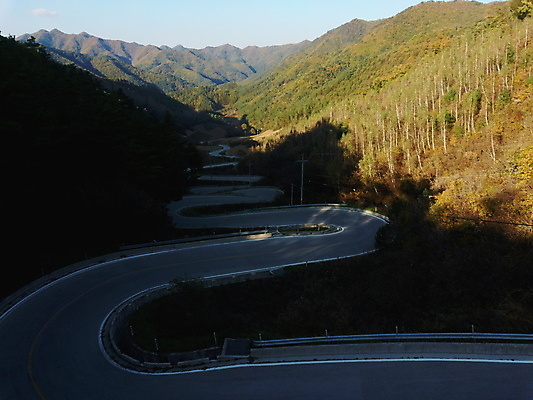 포토 JPG 주간 도로 그림자 사람없음 야외 가을풍경 가을 커브길 강원도 항공촬영 정선 전경 문치재 국내포토 자연요소 계절 길 뷰포인트 교통시설 한국 풍경 파일형식 탑뷰 가을_계절