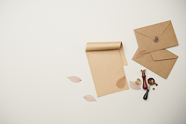 포토 JPG 스튜디오촬영 낙엽 편지봉투 실내 사람없음 하이앵글 가을 빈티지 분위기 편지지 오브젝트 흰배경 감성 원고지 실링스탬프 국내포토 계절 뷰포인트 백그라운드 컨셉 잎 봉투 내부 흰색 편지 파일형식