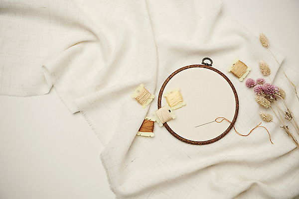 포토 JPG 스튜디오촬영 실내 사람없음 하이앵글 가을 빈티지 분위기 천 오브젝트 흰배경 감성 실타래 십자수 드라이플라워 국내포토 계절 꽃 뷰포인트 백그라운드 컨셉 내부 흰색 직물 파일형식