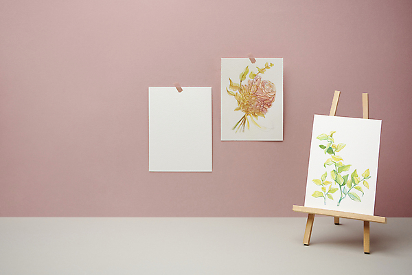 포토 JPG 스튜디오촬영 종이 실내 미술 사람없음 가을 빈티지 분위기 오브젝트 이젤 그림 엽서 캔버스 감성 붙이기 분홍색배경 국내포토 계절 분홍색 백그라운드 컨셉 모션 문화예술 내부 미술도구 편지 파일형식